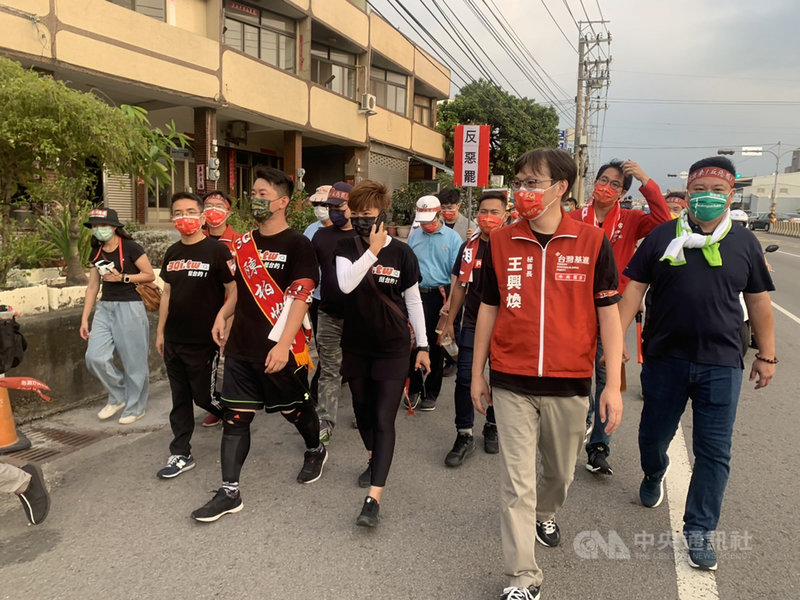 台中第2選區台灣基進立委陳柏惟罷免案投票23日登場,陳柏惟(前右4)20日持續「100小時民主最後一哩路」在選區步行。(立委陳柏惟服務處提供)中央社記者趙麗妍傳真 110年10月20日