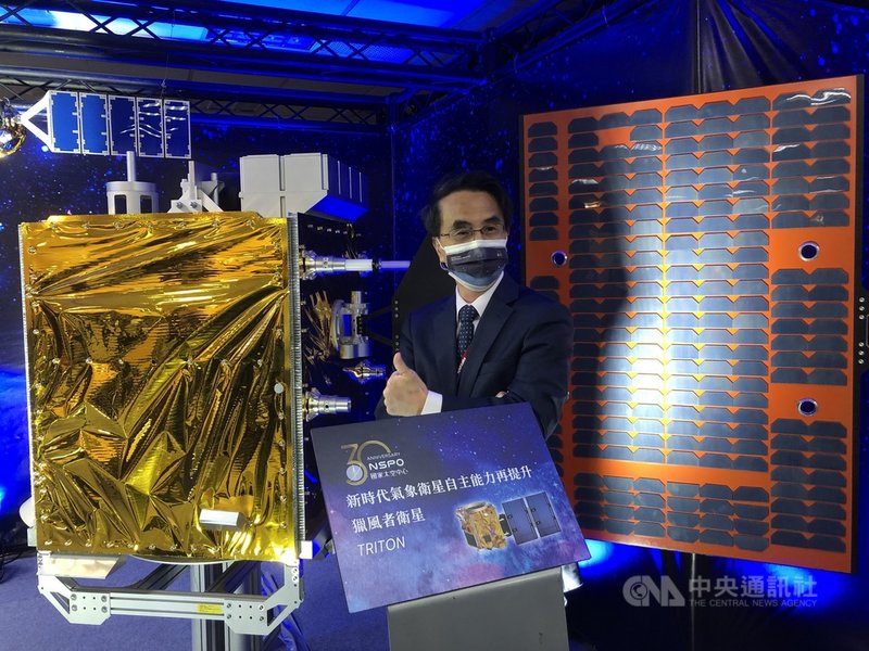 科技部20日舉行太空中心30周年記者會,太空中心主任吳宗信表示,太空中心明年中有望正式成為行政法人,預計明年底規劃發射獵風者衛星(圖中模型)。中央社記者蘇思云攝 110年10月20日