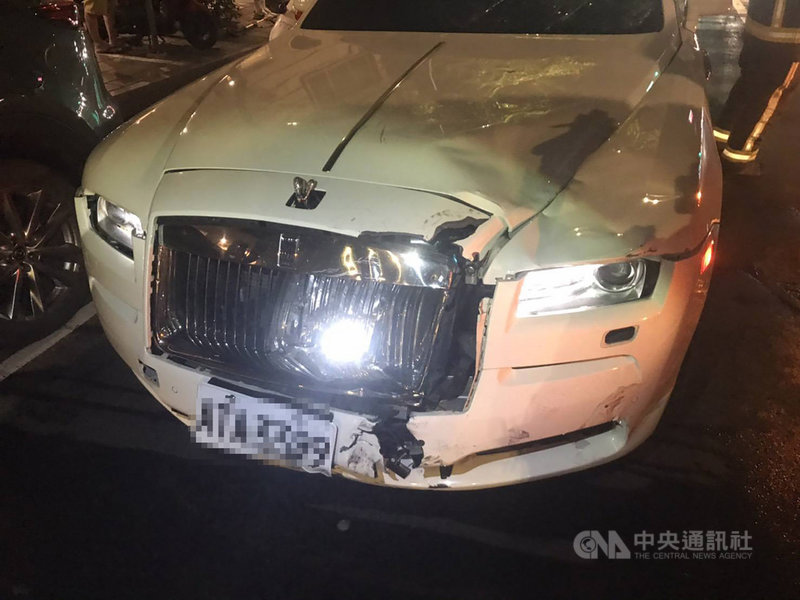 台北市中山區20日晚間發生一輛名車勞斯萊斯與機車相撞事故,造成汽車車頭毀損、機車起火燃燒,北市警消獲報到場,協助將昏迷的周姓男騎士送醫,詳細肇事原因待調查釐清。(翻攝照片)中央社記者黃麗芸傳真 110年10月20日