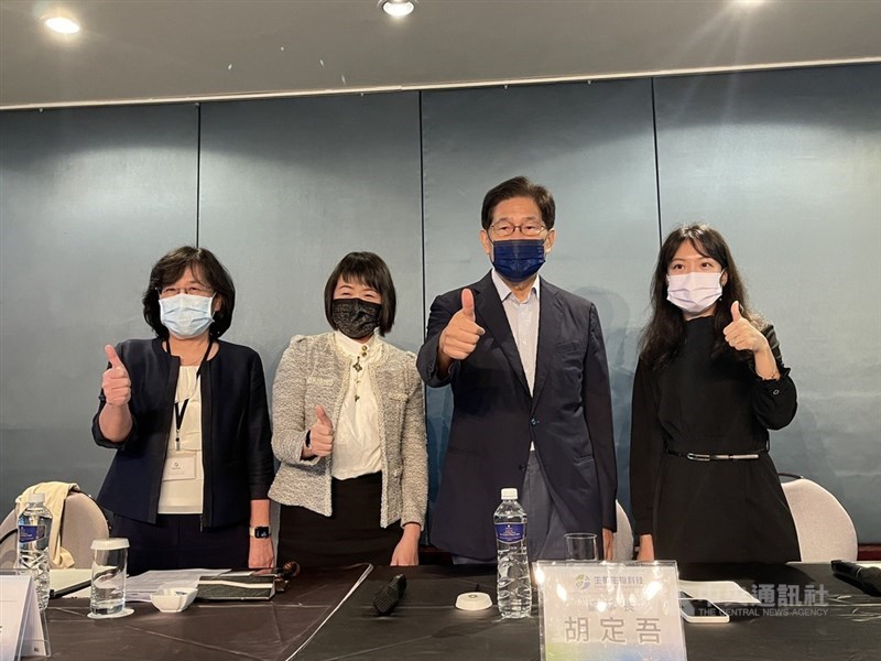 生華科董事長胡定吾(右2)表示,COVID-19新藥將盡快進三期臨床試驗,對於國際藥廠的授權或共同開發持開放態度。中央社記者韓婷婷攝 110年10月20日