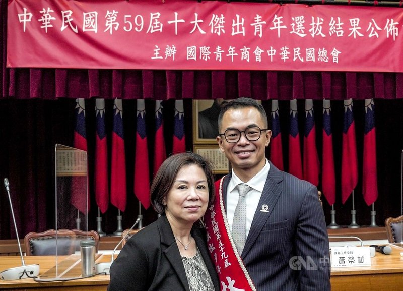 甘樂文創志業執行長、台灣地域振興聯盟發起人林峻丞(右),獲選第59屆十大傑出青年。他20日表示,感謝媽媽徐嫺芳(左)長期的鼓勵與支持,母親是生命中重要的女性。(林峻丞提供)中央社記者黃旭昇新北傳真 110年10月20日