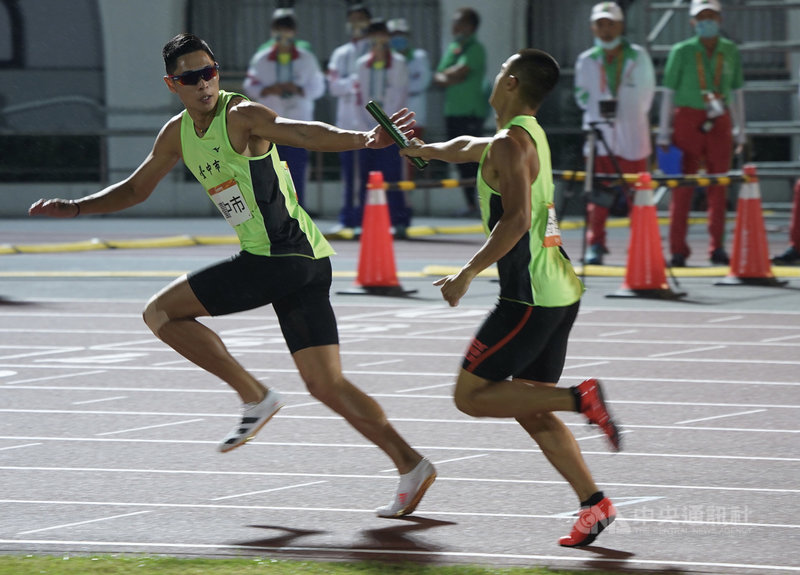 110年全國運動會男子組田徑400公尺接力決賽20日舉行,田徑選手陳傑、葉守博、林仲威、蔡瀚緯代表台中市出賽,跑出3分10秒44的成績,獲得金牌。圖為第3棒葉守博(右)交棒給第4棒陳傑(左)。中央社記者徐肇昌攝 110年10月20日