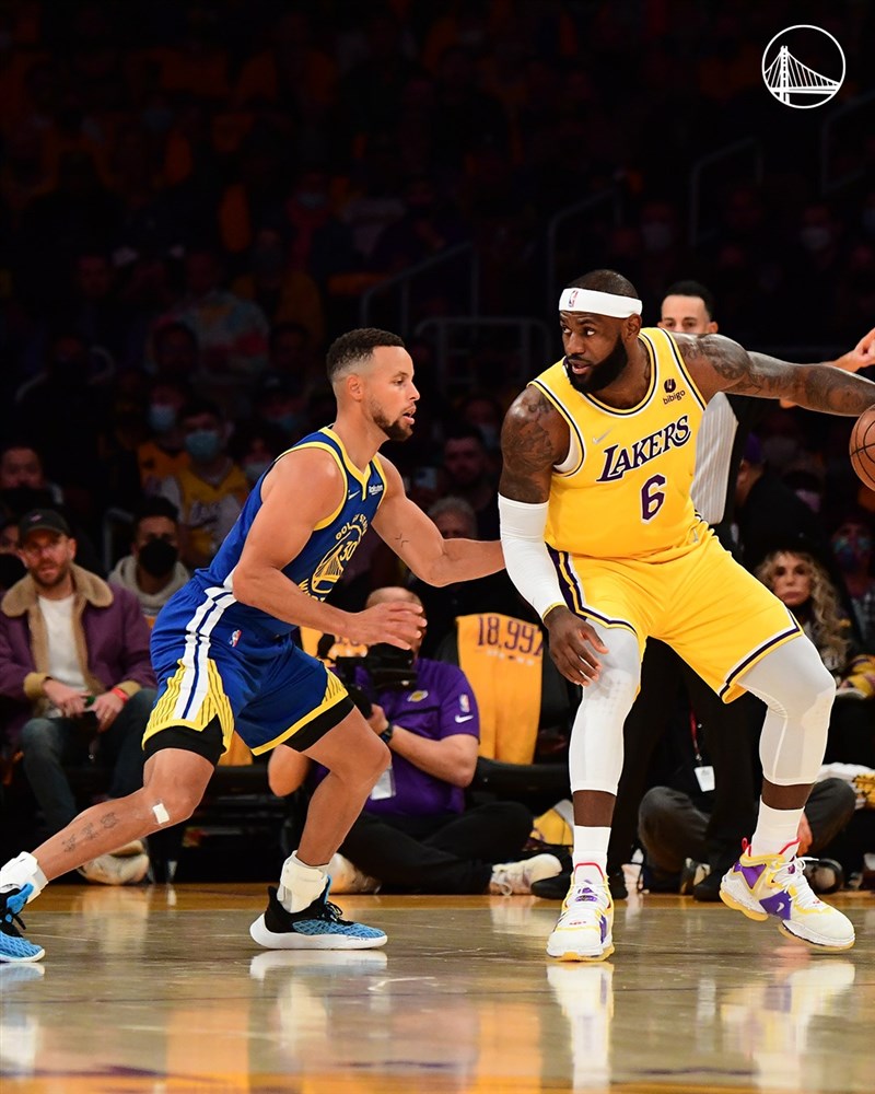 NBA新賽季20日開打,金州勇士靠著主控柯瑞繳出21分、10籃板與10助攻「大三元」成績單,終場以121比114逆轉擊敗洛杉磯湖人,拿下本季首勝。(圖取自facebook.com/warriors)