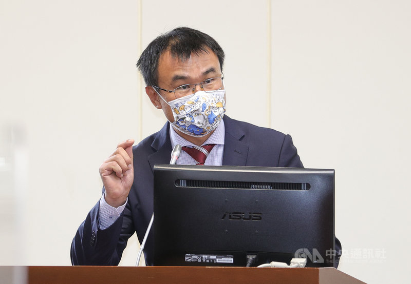 農委會主委陳吉仲(圖)20日表示,期望立法院本會期三讀通過食農教育法草案,不僅政府機關、公營事業機構、行政法人等會優先使用在地生產農產,111年至少編列新台幣10億元做食農教育活動。中央社記者謝佳璋攝 110年10月20日