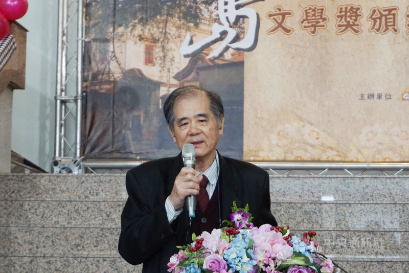 第18屆浯島文學獎得獎名單20日公布,長篇小說組首獎從缺,縣籍文史工作者李福井的作品「唐.詰訶德東遊記」獲得優等獎,這是他2度獲得同樣獎項。中央社記者黃慧敏攝 110年10月20日