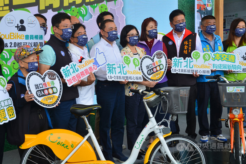新北市長侯友宜(前左4)20日在「YouBike雙核心服務」記者會表示,新北YouBike,公共自行車可進到巷弄裡,讓民眾使用起來舒服又方便,可說是銜接回家的最後一哩路。中央社記者黃旭昇新北攝 110年10月20日