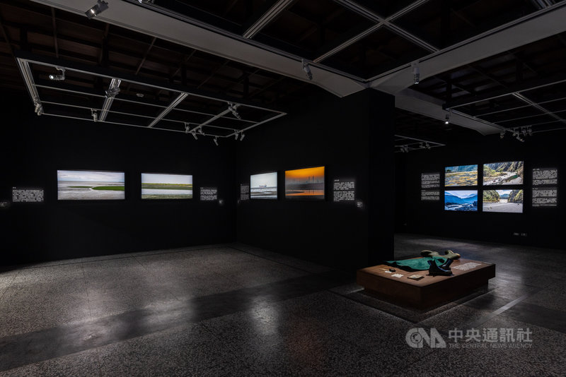 國家攝影文化中心台北館特展「敘事中的風景」持續展出,以影像呈現台灣島嶼百年來人文地理和風景變遷。國家攝影文化中心20日表示,將舉辦5場教育推廣座談活動,共探攝影家捕捉風景心法。圖為國家攝影文化中心台北館302展間的許震唐「濁水溪計畫」。(國家攝影文化中心提供)中央社記者王寶兒傳真 110年10月20日