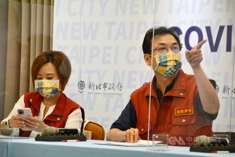 新北市22日起將同天施打3種COVID-19疫苗,副市長劉和然(右)20日表示,透過單日施打單種疫苗、預約時段內接種單一疫苗、區分空間與樓層等措施,以降低接種失誤風險。中央社記者黃旭昇新北攝 110年10月20日