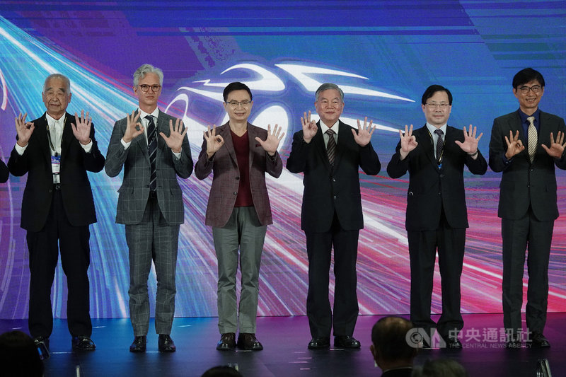 2035 E-Mobility Taiwan 台灣國際智慧移動展20日在台北南港展覽館舉行開幕典禮,行政院副院長沈榮津(右3)、外貿協會董事長黃志芳(左3)與業界代表一同揭幕。中央社記者鄭傑文攝 110年10月20日
