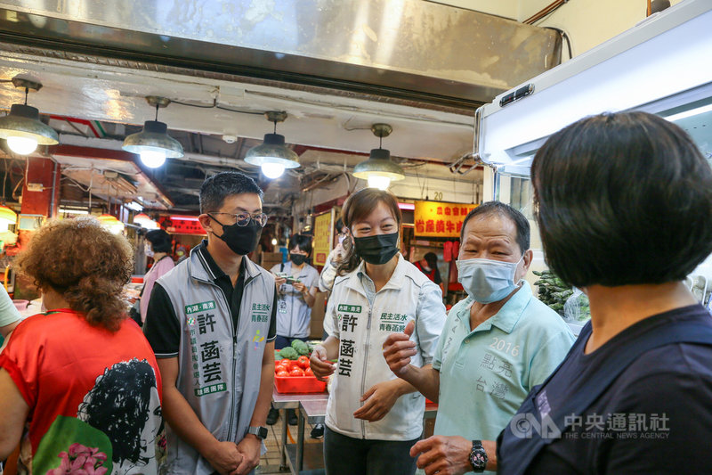 無黨籍台北市議員邱威傑(左)力挺辦公室主任許菡芸(中)投入2022年市議員選舉,20日上午特別陪同許菡芸到湖光市場掃街拜票。(許菡芸團隊提供)中央社記者黃麗芸傳真 110年10月20日