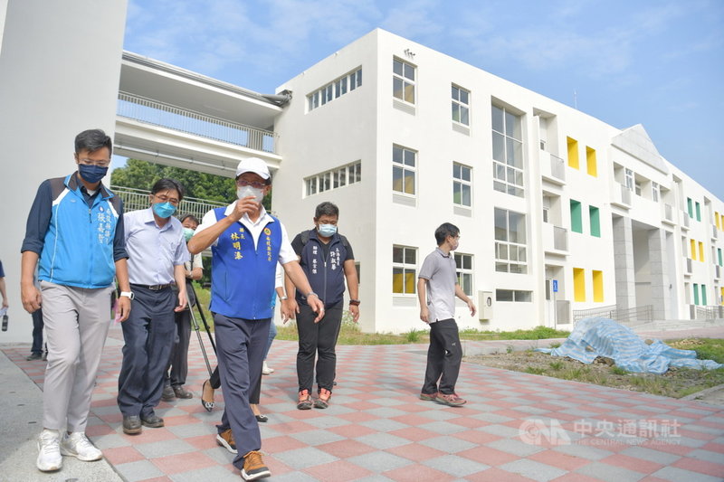 南投縣立南崗國中舊校舍使用53年,年限已久,南投縣政府獲教育部補助興建新校舍日前完工,南投縣長林明溱(前右)20日到場視察。(南投縣政府提供)中央社記者蕭博陽南投縣傳真 110年10月20日