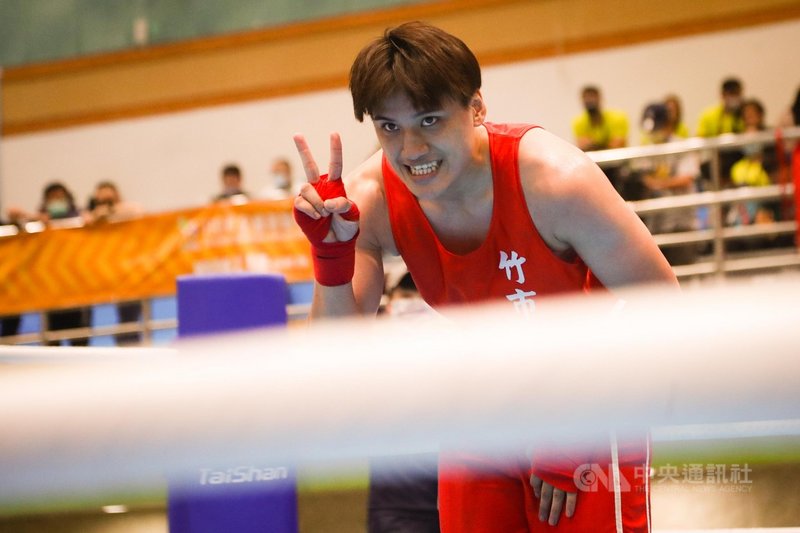 110年全國運動會拳擊女子組75公斤級決賽20日在新北市鶯歌高職舉行,拳擊好手陳念琴順利勝出獲得金牌,她開心比YA慶祝。中央社記者王騰毅攝 110年10月20日