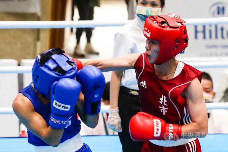 110年全國運動會女子組拳擊51公斤級決賽20日在新北市鶯歌高職舉行,拳擊好手賓夢婕(紅方)代表台北市出賽,經過一番激戰後驚險勝出奪金。中央社記者王騰毅攝 110年10月20日
