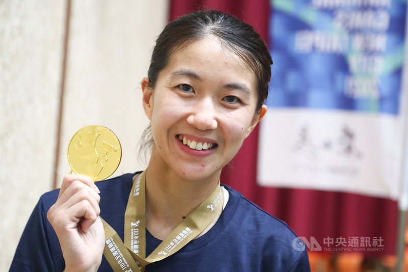 110年全國運動會女子組拳擊51公斤級決賽20日在新北市鶯歌高職舉行,拳擊好手賓夢婕(圖)力克對手拿下金牌。中央社記者王騰毅攝 110年10月20日
