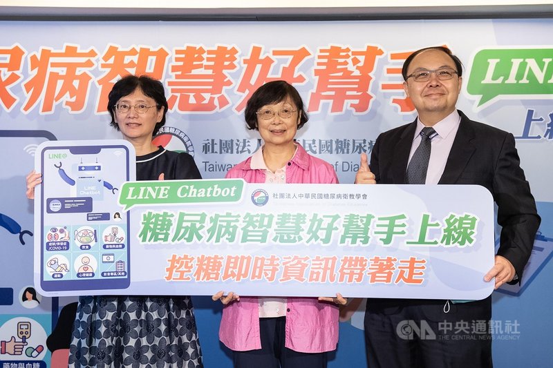 為提供糖友正確的衛教資訊,糖尿病衛教學會推出「糖尿病智慧好幫手」LINE聊天機器人,理事長王治元(右)、馬偕醫院內分泌暨新陳代謝科資深主治醫師李淳權(左)並呼籲糖友建立用藥安全觀念。(糖尿病衛教學會提供)中央社記者江慧珺傳真 110年10月20日