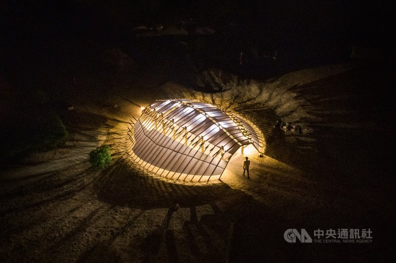 「2021金色寧境 金門海洋藝術季」23日將開展,10大藝術裝置與土地的對話登場,每天展出到晚上,讓金門越夜越感性。(金門縣政府提供)中央社記者黃慧敏傳真 110年10月20日