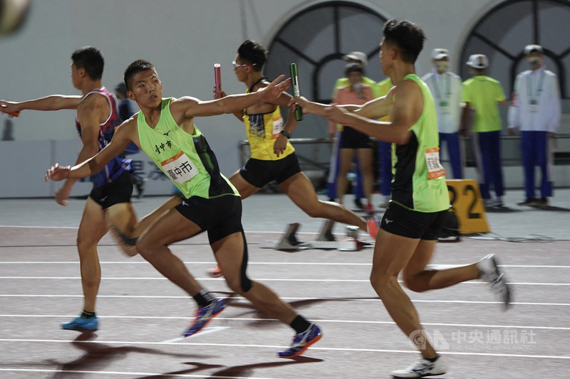 110年全國運動會20日舉行男子組田徑400公尺接力決賽,台中市隊跑出3分10秒44的成績,獲得金牌。圖為第1棒蔡瀚緯(前右)交棒給第2棒林仲威(前左)。中央社記者徐肇昌攝 110年10月20日