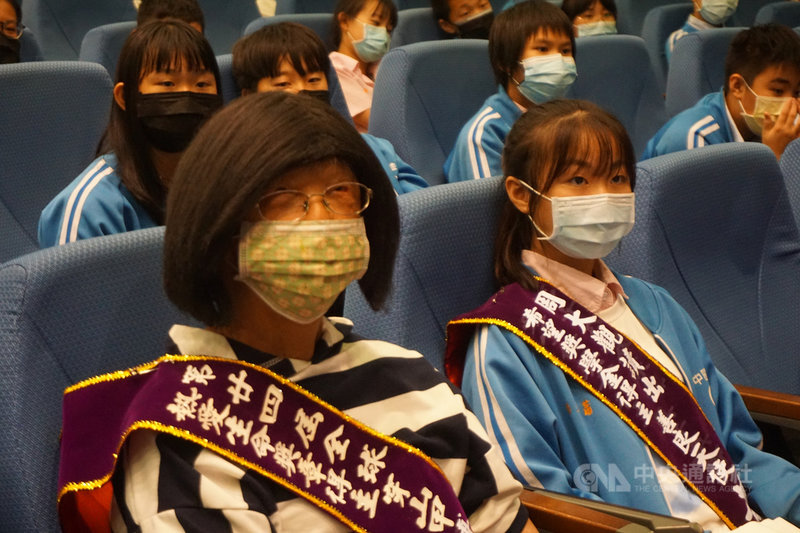 周大觀文教基金會全球熱愛生命獎章得主「穿山甲博士」鄭美珠(左)20日帶著繪本「安地斯山的母親」到金門,和金城國中學生分享,鼓勵學子永不放棄。中央社記者黃慧敏攝 110年10月20日