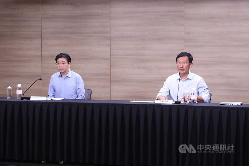 新加坡衛生部長王乙康(右)、財政部長黃循財20日以線上方式向媒體說明疫情發展並宣布加強防疫措施將延長一個月至11月底。(新加坡通訊及新聞部提供)中央社記者侯姿瑩新加坡傳真 110年10月20日
