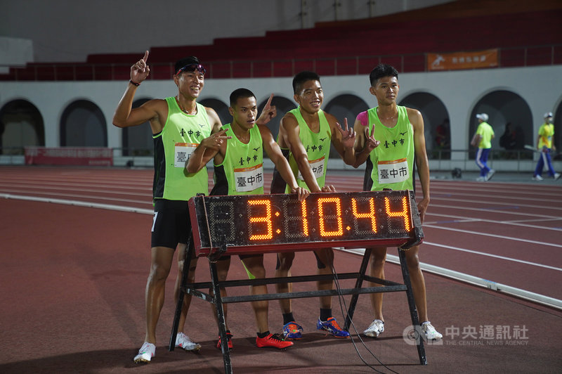 110年全國運動會男子組田徑400公尺接力決賽20日舉行,代表台中市出賽的田徑選手陳傑(左起)、葉守博、林仲威、蔡瀚緯跑出3分10秒44的成績,獲得金牌。中央社記者徐肇昌攝 110年10月20日