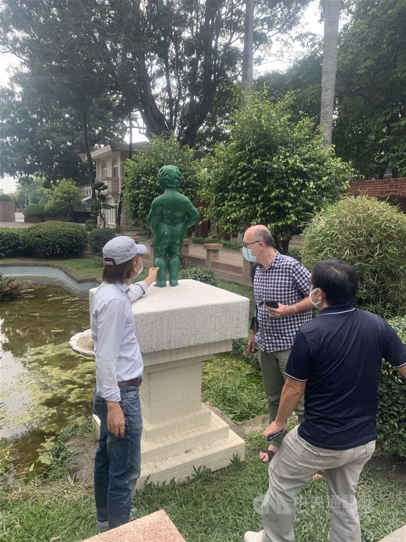 比利時來台的交換學者、任教雲林科技大學文化資產維護系助理教授司馬品岳(中)19日遊覽嘉義公園,並對公園內至少80年歷史的尿尿小童做紀錄。中央社記者蔡智明攝 110年10月20日