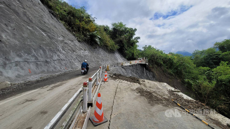 每逢豪雨必坍方的花64線瑞港公路,日前2.7公里處大規模坍方及路基流失,經連日搶修20日單向通車,僅供奇美村居民及施工車輛緊急通行。(民眾提供)中央社記者李先鳳傳真 110年10月20日