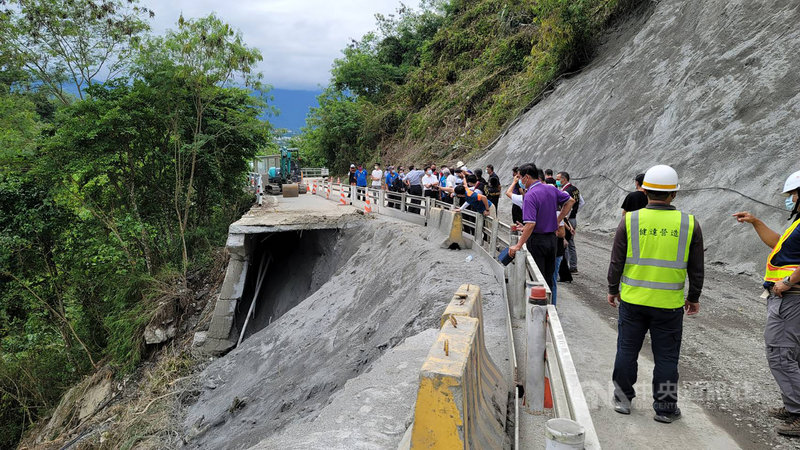 花64線瑞港公路日前2.7公里處大規模坍方及路基流失,經連日搶修20日單向通車。交通部、花蓮縣府官員、民代等到場會勘。(民眾提供)中央社記者李先鳳傳真 110年10月20日
