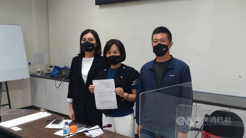 高雄市國民黨議員李眉蓁(左起)、陳麗娜、鍾易仲20日上午在議會舉行記者會,宣布將提案成立「城中城火災」議會專案調查小組,就市府在行政管理上是否有疏失、是否有行政責任及涉及國賠等進行調查。中央社記者蔡孟妤攝 110年10月20日