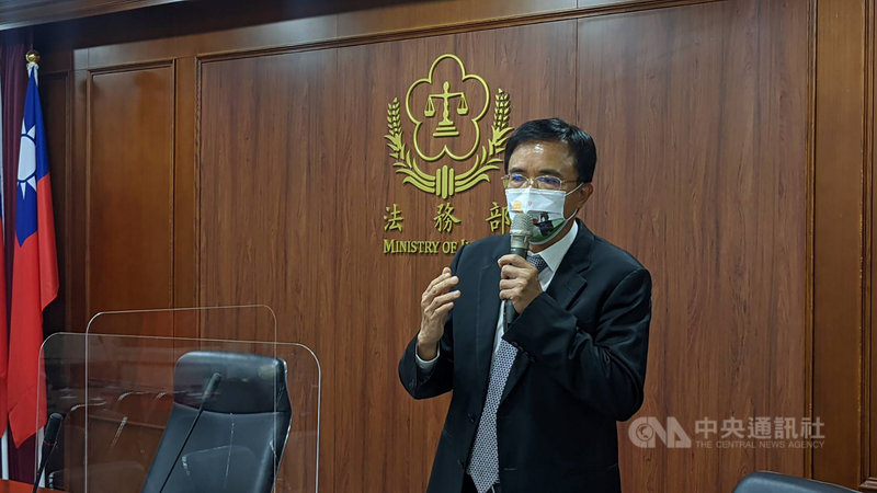 為避免不肖人士假冒律師詐騙民眾,法務部網站建置「律師查詢系統」,法務部次長蔡碧仲20日表示,除了上網查詢,也可以詢問各地律師公會,或是到事務所當面洽談,並積極跟律師保持聯繫。中央社記者曾以寧攝 110年10月20日