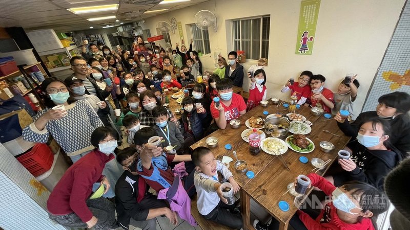 甘樂文創志業執行長、台灣地域振興聯盟發起人林峻丞,獲選第59屆十大傑出青年。他創辦「小草書屋」照顧三峽弱勢孩子,成為高風險家庭孩子的課後陪伴據點。(林峻丞提供)中央社記者黃旭昇新北傳真 110年10月20日
