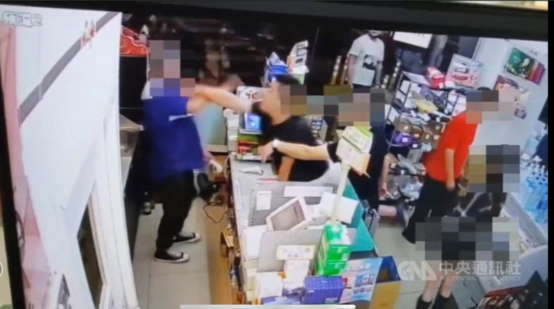 桃園市黃姓男子因不滿被超商店員及顧客提醒要戴口罩,竟動手毆打兩人,警方詢後將他移送法辦。(翻攝照片)中央社記者葉臻傳真 110年10月20日