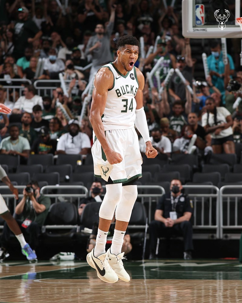 NBA賽季20日開打,公鹿招牌球星「字母哥」安特托昆博(前)全場轟下並列最高的32分、14籃板領軍,終場以127比104咬破籃網。(圖取自facebook.com/milwaukeebucks)