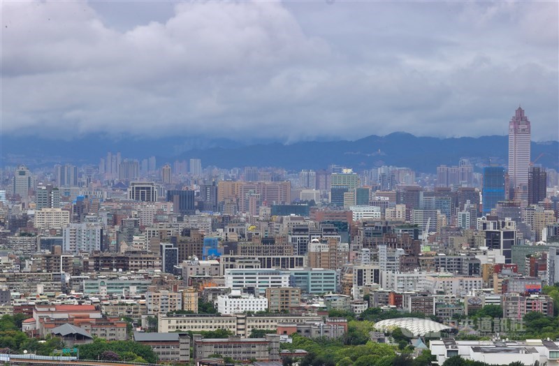 中經院副院長王健全認為,房價愈來愈高,將導致年輕人失落感更大,甚至不婚不生,建議應課「世代正義稅」,並將稅金用於興建只租不售的社會住宅。(中央社檔案照片)