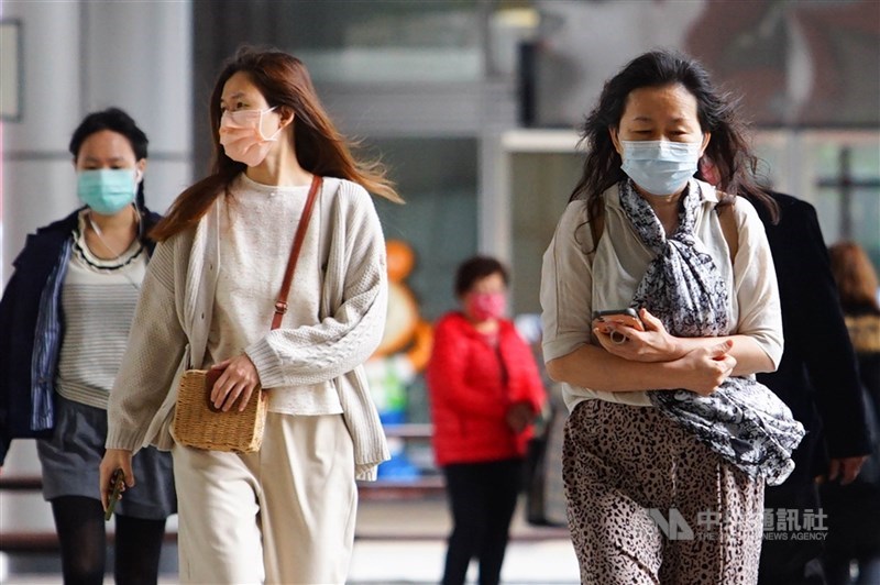 氣象局20日表示,21日起東北季風開始增強,預估23日至24日氣溫降至最低,北市低溫約攝氏19度。(中央社檔案照片)