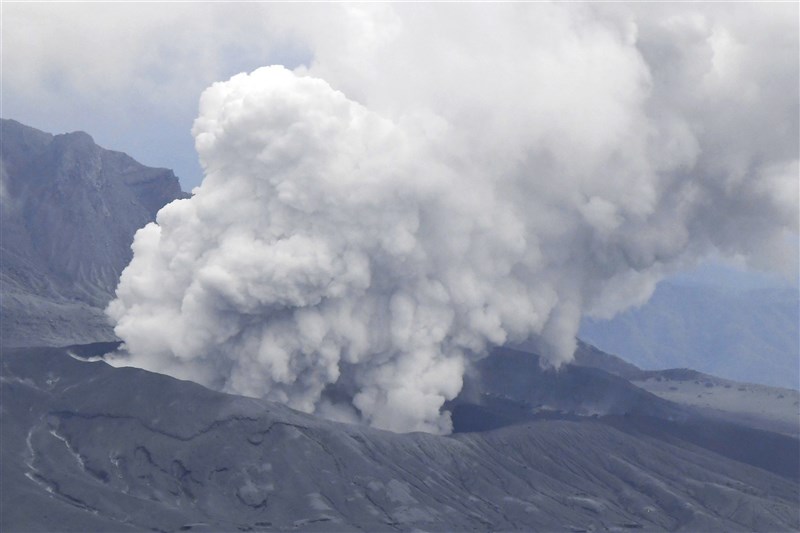 日本熊本縣阿蘇火山的中岳第一火口約在日本時間20日上午11時43分噴發。(共同社)