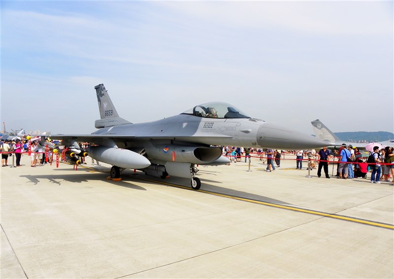 媒體報導,花蓮空軍基地20日下午一架F-16A戰機執行打靶演習,返航安檢發現機身蒙皮有不明彈孔。圖為F-16A同型機。(圖取自維基共享資源,作者玄史生,CC BY-SA 3.0)