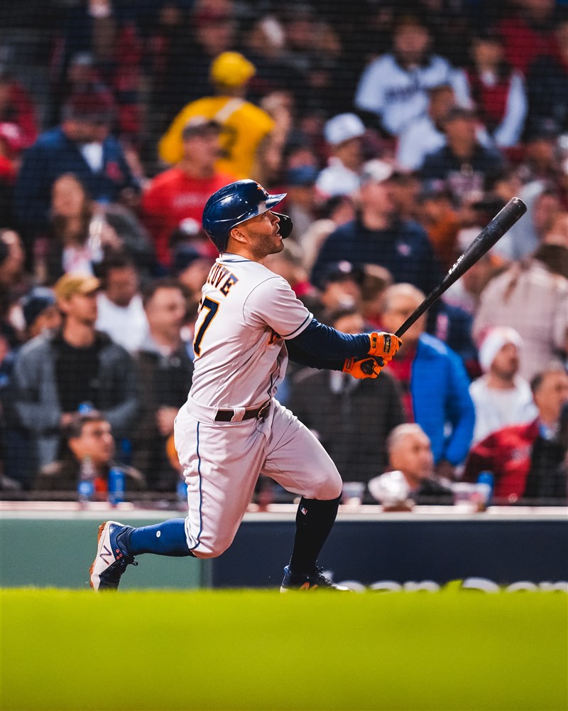 美國職棒大聯盟MLB休士頓太空人19日以9比2擊敗波士頓紅襪,在美國聯盟冠軍系列賽扳為2-2平手。圖為太空人打者阿圖維。(圖取自twitter.com/astros)