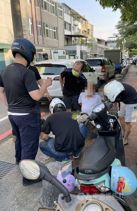 台南莊姓女子在臉書求職,驚覺自己可能被當成人頭帳戶後,立刻報案,警方將計就計,逮捕再度取款的詐騙集團車手。(台南市警局提供)中央社記者張榮祥台南傳真 110年10月20日