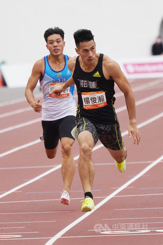 110年全國運動會男子組田徑200公尺決賽20日在板橋第一運動場舉行,代表花蓮縣出賽的短跑好手楊俊瀚(右)以20秒72成績,成功摘金。中央社記者徐肇昌攝 110年10月20日
