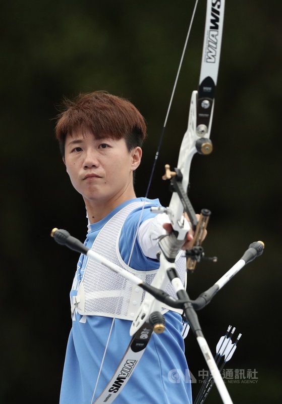 110年全國運動會射箭賽事20日在新北市明德高中舉行,射箭好手雷千瑩(圖)在女子組反曲弓個人賽出賽,最終拿下銅牌,雷千瑩射箭後望向記分板。中央社記者吳家昇攝 110年10月20日