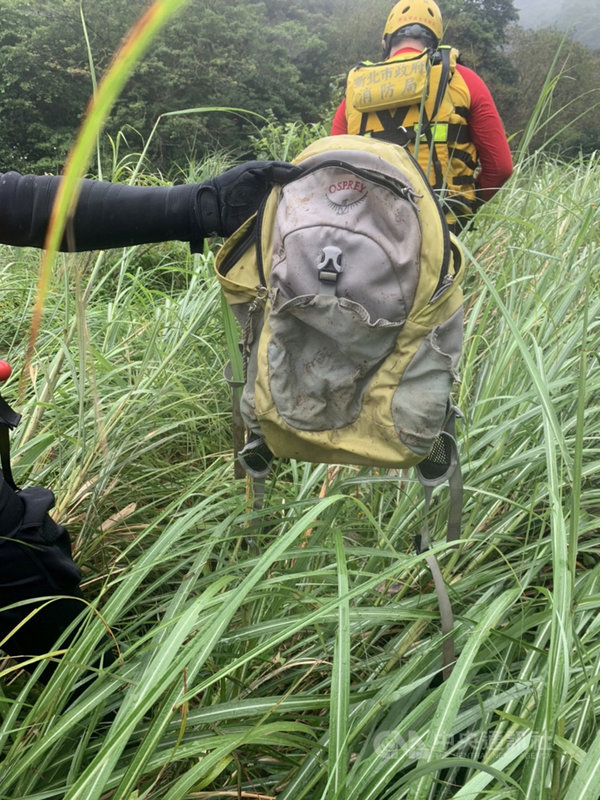 新北市雙溪區虎豹潭落水意外,搜救行動進入第5天,目前尚有15歲陳姓少女及8歲劉姓女童失蹤,搜救人員20日上午8時45分在茄苳潭下游尋獲一只背包,經確認後為失蹤者陳姓少女所有,持續針對雜草區加強搜尋。(讀者提供)中央社記者王朝鈺傳真 110年10月20日