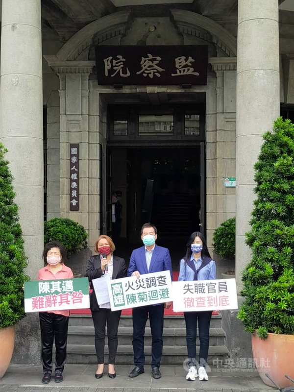 國民黨立法院黨團總召費鴻泰(右2)、書記長陳玉珍(左2)、首席副書記長萬美玲(右1)20日前往監察院告發高雄市長陳其邁瀆職。(國民黨團提供)中央社記者王承中傳真 110年10月20日