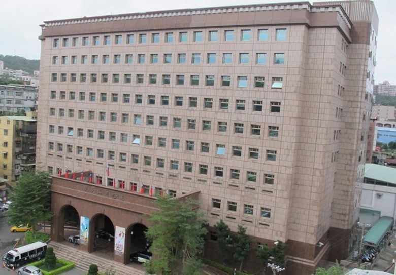 基隆市議員韓世昱及他的父親、前基隆市議員韓良圻涉貪污,稍晚將送基隆地檢署複訊。(圖取自基隆地檢署網頁klc.moj.gov.tw)