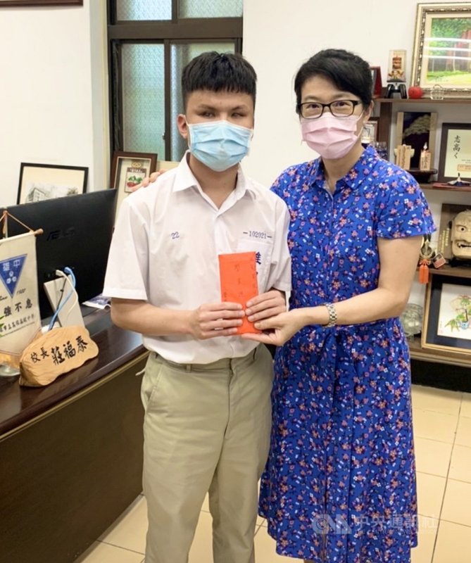 高雄中學音樂班全盲學生黃崇恩,從小苦練琴技,在第29屆視障音樂大賽拿下學生組鋼琴第一名。圖為高雄中學家長會長夫人盧貞宏(右)轉頒新台幣5萬元獎學金給黃崇恩(左)。(高雄中學提供)中央社記者蔡孟妤傳真 110年10月20日