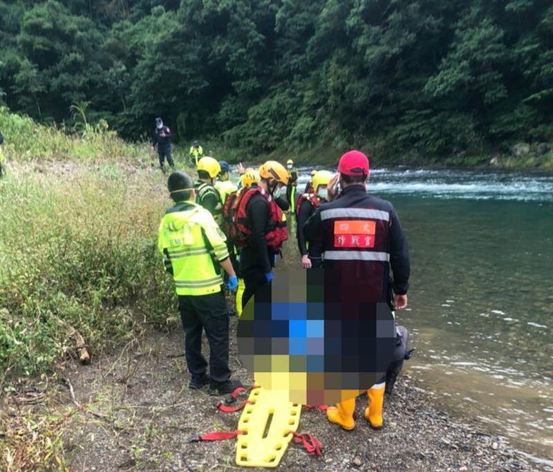 新北市雙溪區虎豹潭落水意外,至今仍有2人失蹤,搜救人員20日上午10時許在坪林河段發現一具遺體,至於是否為失蹤的15歲陳姓少女或8歲劉姓女童仍有待確認。(讀者提供)中央社記者王朝鈺傳真 110年10月20日