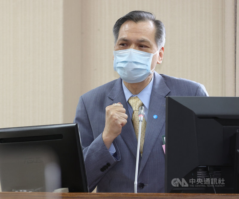 國家安全局長陳明通(圖)20日赴立法院外交及國防委員會專案報告、並備質詢;國民黨立委曾銘宗詢問台灣是否近期將面對戰爭。陳明通答詢時表示,兩岸在一年內發生戰爭的機率很低,「1、2、3年內,在總統蔡英文任內都不會有事」。中央社記者謝佳璋攝 110年10月20日