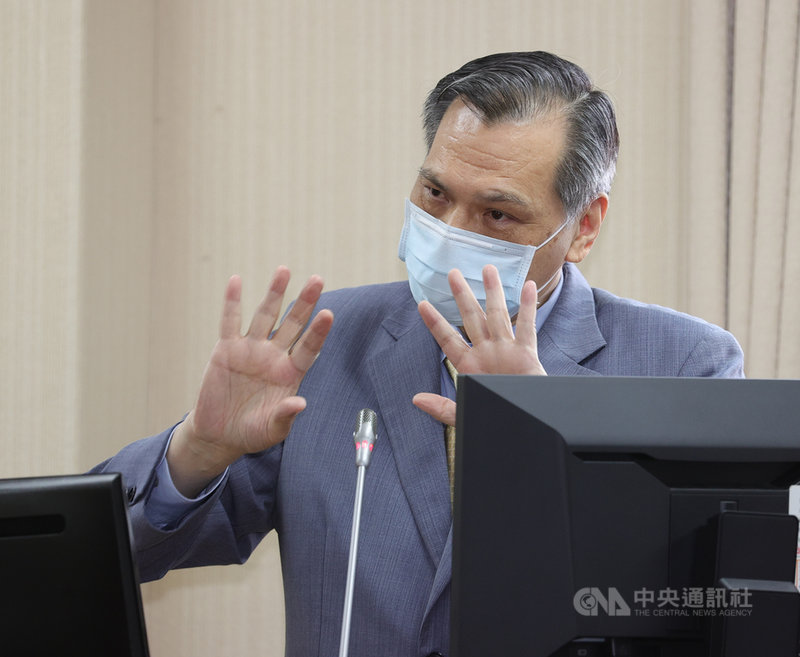 美國總統拜登、中國大陸國家主席習近平計畫年底前舉行線上峰會。國安局長陳明通(圖)20日上午赴立法院外交及國防委員會專案報告,答詢時表示,依照國安局的情蒐,不會出現第四公報,美國對台灣「安全戰略上很清晰,但政治議題上還是一貫模糊」。中央社記者謝佳璋攝 110年10月20日