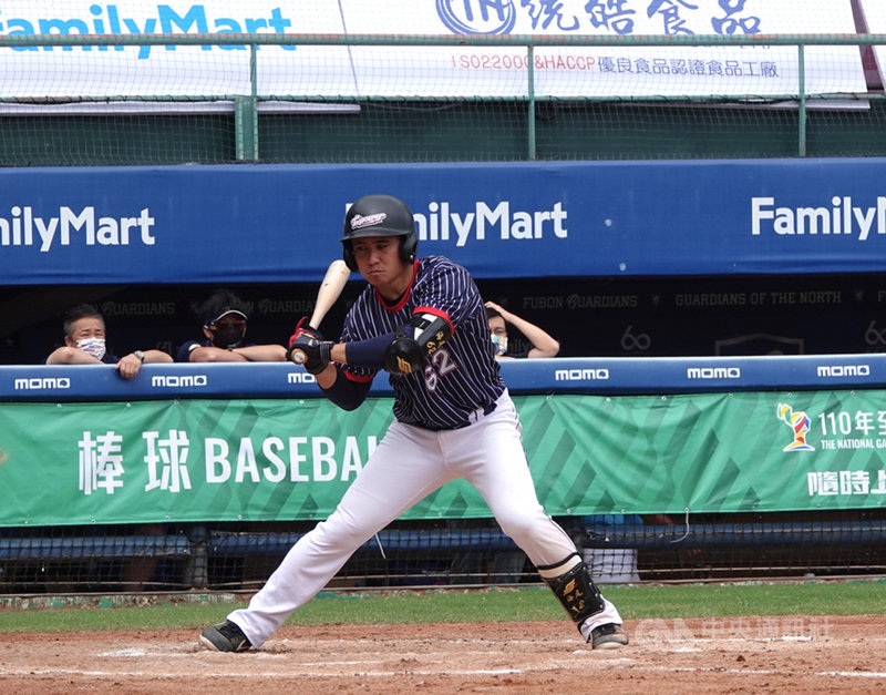 110年全國運動會棒球賽20日在新莊棒球場舉行4強戰,高雄市與桃園市形成投手戰,高雄市內野手陳偉志攻守有表現,率隊晉級金牌戰。中央社記者謝靜雯攝 110年10月20日