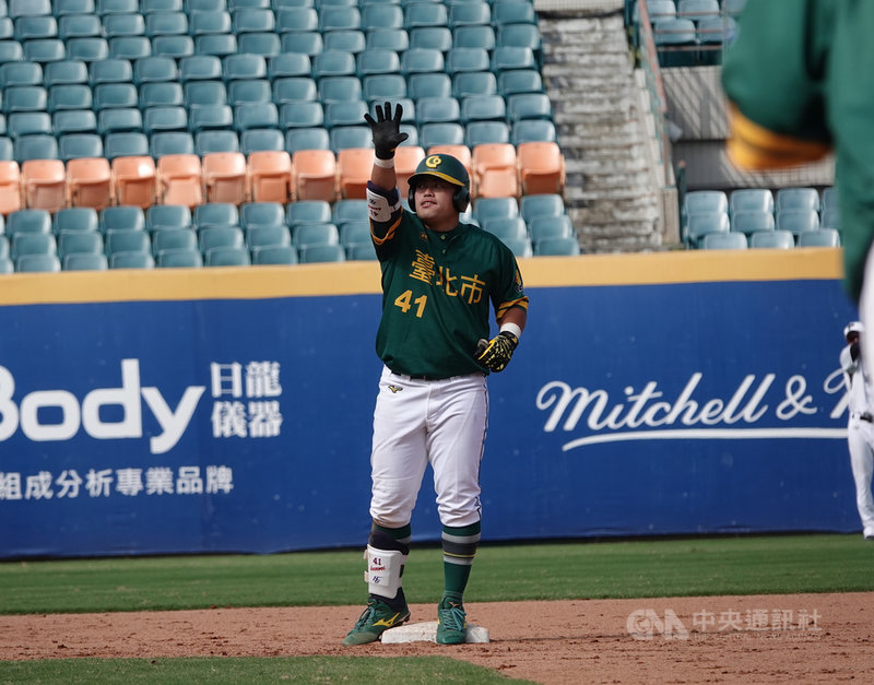 110年全國運動會棒球4強賽台北市隊20日與台南市隊交手,台北市隊打線發揮,高育瑋(圖)4安2打點、林瀚2安4打點,以12比2、7局拿勝晉級金牌戰。中央社記者謝靜雯攝 110年10月20日