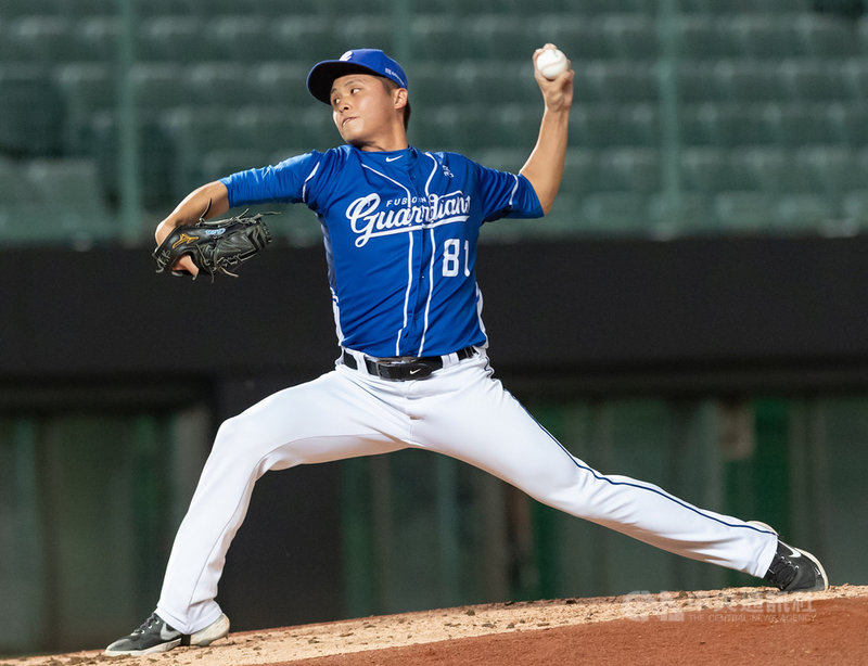 中華職棒富邦悍將隊左投陳仕朋21日先發登板對味全龍隊,演出7局僅失1分好投,奪下睽違超過半年的勝投,為本季第2勝,賽後獲選單場MVP。(富邦悍將提供)中央社記者楊啟芳傳真 110年10月21日